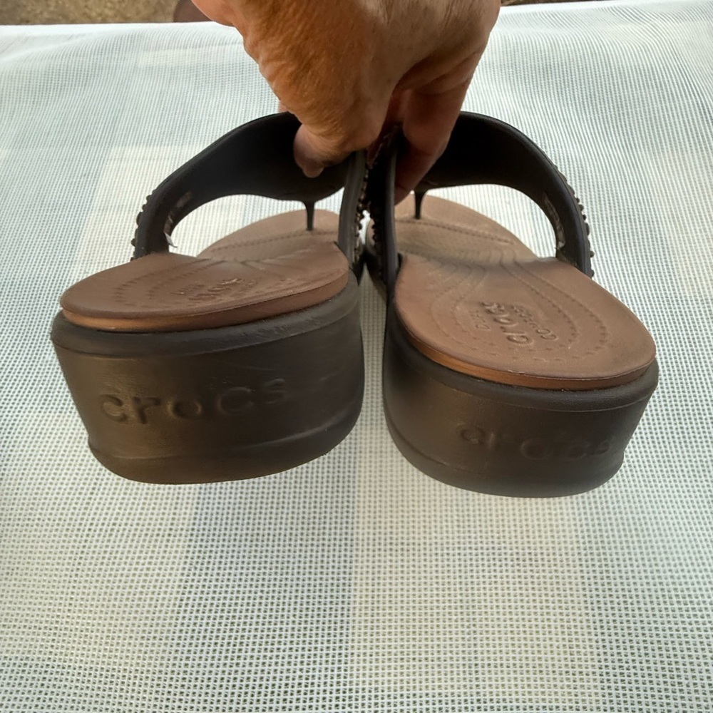 Crocs dual confort W7 Brown Embellished Women's Sandals - Picture 4 of 7
